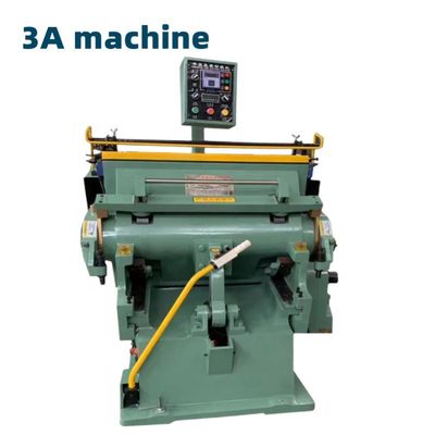 Máquina semiautomática de corte a base de matrizes para o enrolamento de papel